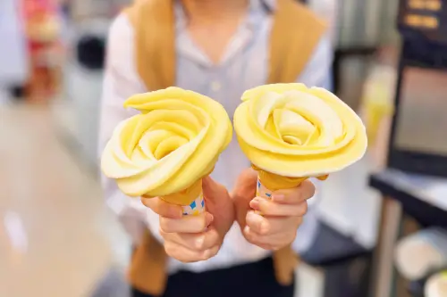 ▲全家迎接溫馨母親節,霜淇淋變身玫瑰花造型,全台僅7間門市限定。(圖/全家提供) ▲全家迎接溫馨母親節,霜淇淋變身玫瑰花造型,全台僅7間門市限定。(圖/全家提供)