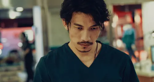 ▲范文寧在手術中展現了他的專業與善良，挑戰了女主角對移工「低素質」的刻板印象。（圖／瀚草文創提供）