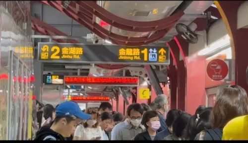 影／通勤族哀嚎！北捷文湖線系統異常車門故障　候車人潮塞爆月台
