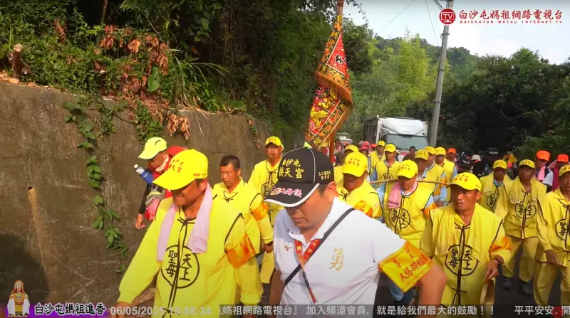 ▲2025白沙屯媽祖進香，頭旗車數度出現被媽祖「海放」的情形，頭旗組只好再出發與神轎會合，引發網友熱烈討論。（圖／白沙屯媽祖網路電視台YouTube）