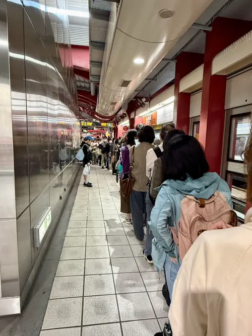 ▲北捷文湖線東湖站到南港展覽館間發生「告警訊息」,列車一度停擺。(圖/翻攝自臉書粉專「李明賢 -阿賢之聲」) ▲北捷文湖線東湖站到南港展覽館間發生「告警訊息」,列車一度停擺。(圖/翻攝自臉書粉專「李明賢 -阿賢之聲」)