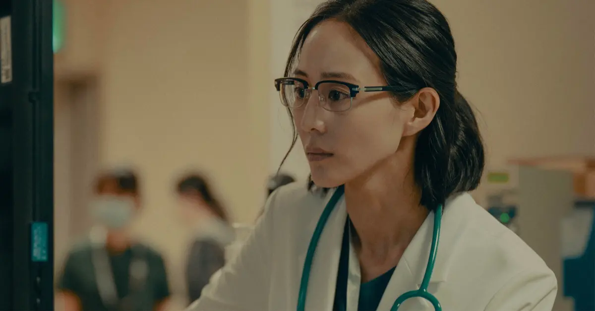 ▲《化外之醫》拋出了很多議題，除了討論移工的真實處境與醫療糾紛，另外器官移植、非法買賣人口等，緊扣底層百姓無能為力的世界。（圖／瀚草文創提供）