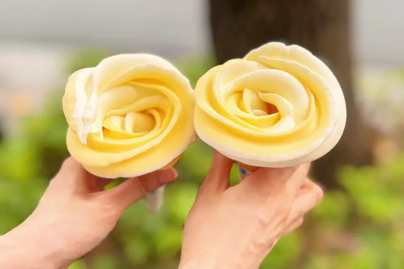 ▲全家母親節優惠出爐！除了有咖啡520元寄杯組合外，還有霜淇淋買一送一，更驚喜變身玫瑰花夢幻造型。（圖／全家提供）