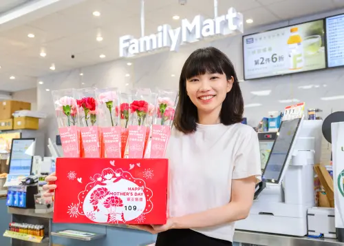 「全家」於指定店舖限量販售康乃馨花束,每束售價109元。(圖/全家提供) ▲「全家」於指定店舖限量販售康乃馨花束,每束售價109元。(圖/全家提供)