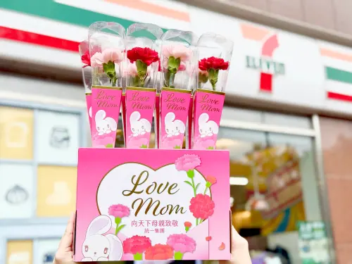 ▲統一企業集團「空運進口康乃馨」，向天下母親致敬。（圖／7-11提供）