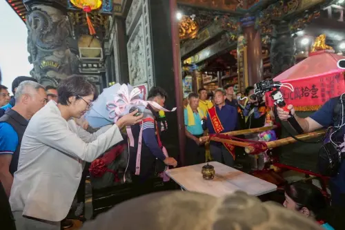 白沙屯媽祖首駐南投!縣長許淑華恭送聖駕 這些人夢碎喊哭哭 ▲南投縣長許淑華一早到松柏嶺受天宮恭送白沙屯媽祖聖駕。(圖/翻攝許淑華臉書,2025.05.07)