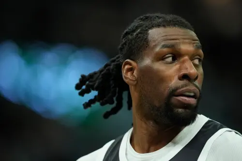 前年度最佳第六人得主Naz Reid在第二節中段因追球衝出場外、撞上場邊觀眾後重重摔倒。(圖/美聯社/達志影像) ▲灰狼前年度最佳第六人得主Naz Reid在第二節中段因追球衝出場外、撞上場邊觀眾後重重摔倒。(圖/美聯社/達志影像)