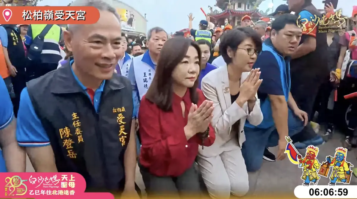 ▲許淑華帶著馬文君、游顥等民代快步直衝現場並跪下要鑽轎腳，挨轟耍特權插隊。（圖／翻攝自白沙屯拱天宮YT頻道）