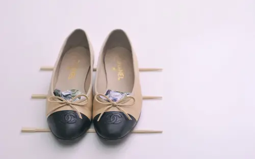 ▲陳映如建議，可以在皮底鞋子下方墊幾張報紙，或是放幾枝筷子，讓鞋底與地面保持空氣流通，加速乾燥效果。（圖／翻攝陳映如臉書）