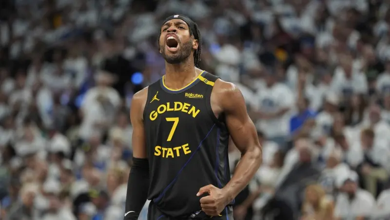 ▲NBA美國職籃（National Basketball Association）金州勇士今（7）日季後賽第二輪首戰交手明尼蘇達灰狼，開賽不到一分鐘竟喊出暫停。當現場眾人都對突如其來的哨聲感到納悶時，只見勇士射手Buddy Hield在教練指示下笑著跑離球場，原來是穿錯褲子了。（圖／美聯社／達志影像）