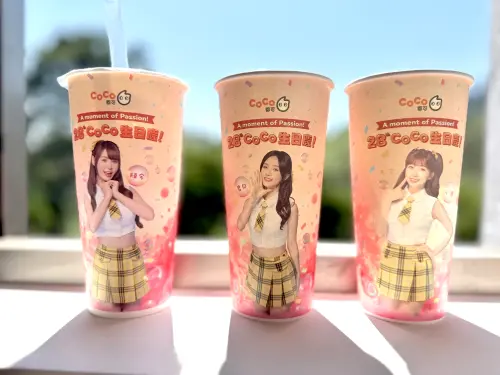CoCo買一送一!5大手搖飲優惠喝到母親節 中信兄弟啦啦隊聯名杯 ▲CoCo都可西谷米奶茶買一送一!粉角奶茶第二杯10元、中信兄弟啦啦隊聯名杯,生日慶5大手搖飲料優惠喝到母親節,5月報稅季省錢。發發牧場2.0門市鄰近台北南港LaLaport,晚安優格買一送一。(圖/CoCo都可提供)