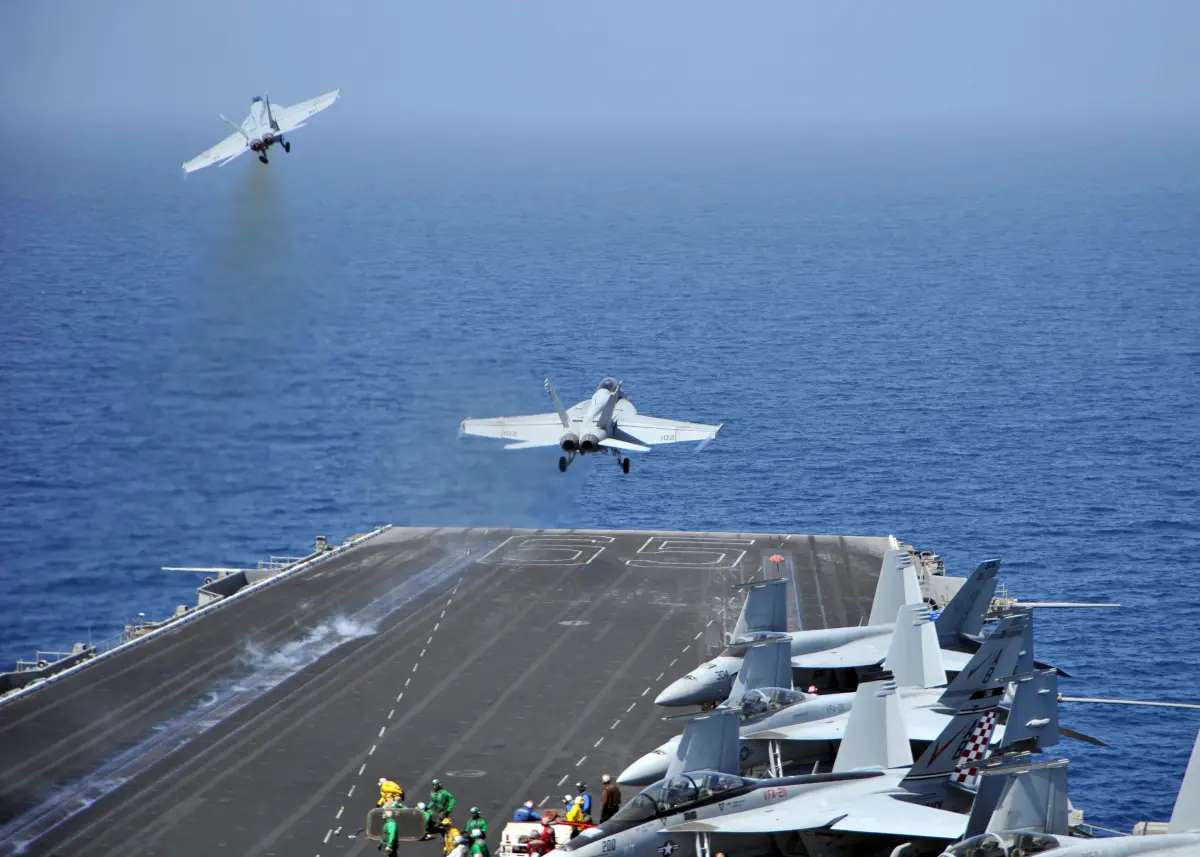 ▲1架F/A-18戰機自美國海軍「杜魯門」號航母飛行甲板滑落墜海。圖為F/A-18戰機自杜魯門號航母起飛。（圖／路透社／達志影像）