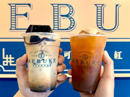 ▲左起：「墨玉鴛鴦歐蕾」中杯70元 / 大杯80元、「珈琲雪藏胭脂」中杯65元 / 大杯75元。（圖／記者蕭涵云攝）