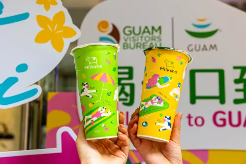 ▲迷客夏聯名關島3款芒果風味飲，搭配限定插畫杯身。（圖／迷客夏提供）