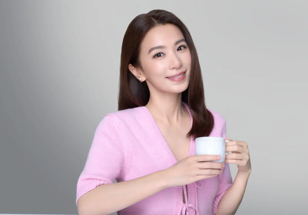 ▲田馥甄出道25年依舊保有少女感，透露凍齡的祕訣，除了重視身心靈的平衡，也藉由膠原蛋白粉的服用來增進保養，更成為產品最新的代言人。（圖／蜜露珂娜提供）