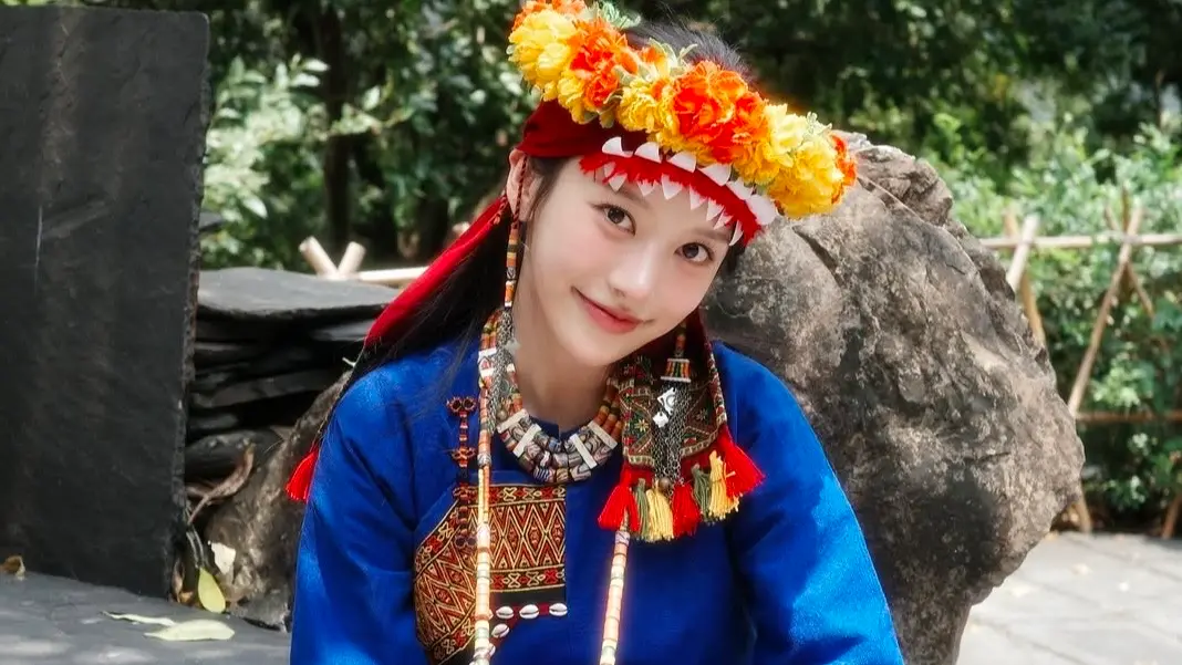 ▲蔡瑞雪透露自己是西藏人，卻從未踏上西藏的土地，近日她披上排灣族的藍衣、戴上花環時，勾起內心深處的思念。（圖／蔡瑞雪IG）