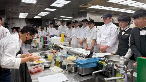 ▲法廚南霸天親自示範餐點，高餐大學生聚精會神學習。（圖／高餐大提供）