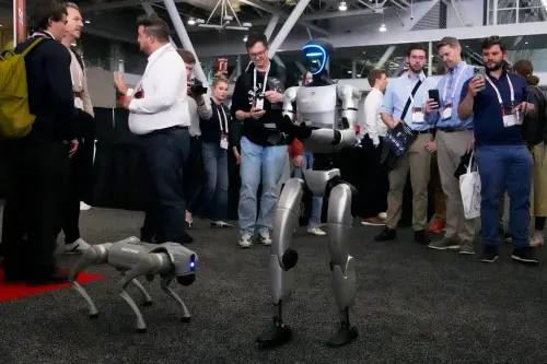 ▲Unitree人形機器人在機器人高峰會發放宣傳冊。（圖／達志影像／美聯社）