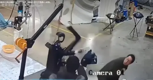 ▲中國機器人公司在測試時，機器人失控暴走，影片在網路上瘋傳。（圖／翻攝自bilibili）