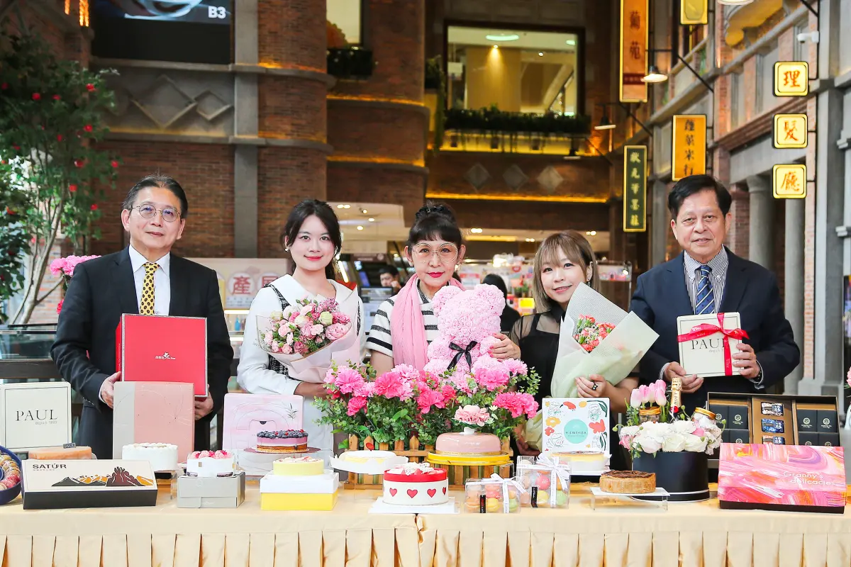 ▲遠東百貨徐雪芳總經理(中)林彰豐營運長(右起)、陳佑任副總嚴選母親節好禮，畫家張郡珊(右二)和世娙嫣一起試吃。（圖／遠東百貨提供）