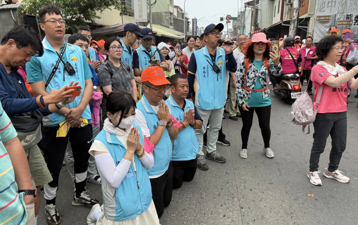 ▲白沙屯媽祖徒步進香200年首度進入南投。南投市長張嘉哲在路邊跪迎。（圖／南投市公所提供，2025.05.07）