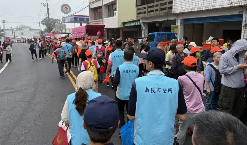 白沙屯媽祖沒來別難過!南投市長預告好消息:期待9月再相會 ▲南投市公所人員虔誠跟在徒步進香隊伍中,可惜白沙屯媽祖最後未進入南投市。(圖/南投市公所提供,2025.05.07)