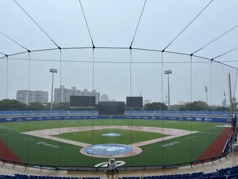 ▲5月7日新莊球場富邦悍將與樂天桃猿的賽事，因大雨不斷，最終宣布延賽。（圖／中職提供）