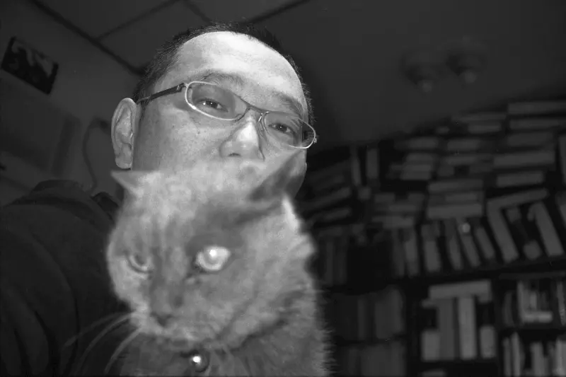 ▲藝術家、藝評家兼策展人——姚瑞中，與曾經陪伴他23年的愛貓摩卡。（攝影／潘燕楠）