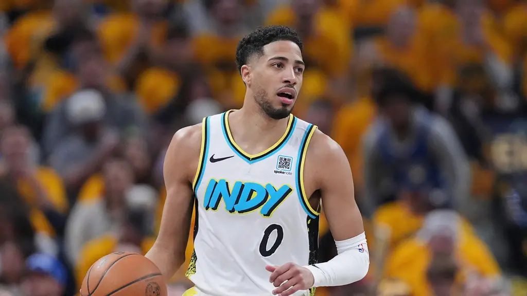 ▲Tyrese Haliburton罰球不中後搶下前場籃板，隨即後撤步命中三分絕殺，幫助印第安那溜馬以120：119戲劇性逆轉比賽，也在這輪東區準決賽中取得2：0的領先。（圖／美聯社／達志影像）