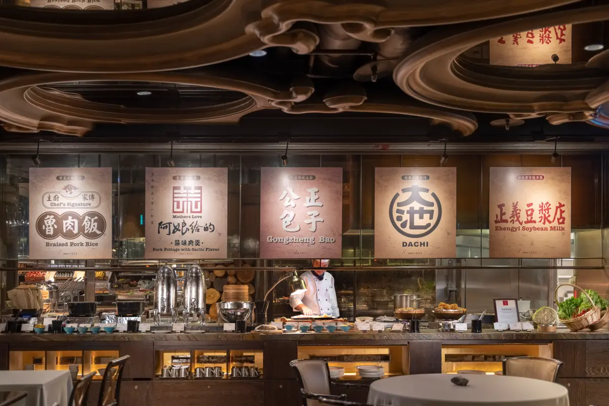 ▲君品酒店也宣告即日起定位為「都會度假酒店」，並於即日起領先全台北首家將早餐供應時段延長至中午12點，且不限時間、甚至也不限次數。現燙牛肉湯與名店小吃包含公正包子、正義豆漿、大池豆包的甜鹹炸豆皮都能吃到飽。（圖／君品酒店提供）