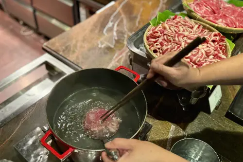 ▲除了匯集全台名店小吃，君品酒店的早餐還有現燙牛肉湯。（圖／君品酒店提供）