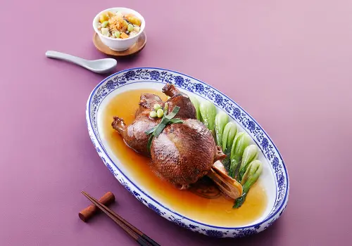 ▲台南遠東香格里拉醉月樓餐廳推新菜色，圖為費工耗時才能完成的「老上海瑤柱葫蘆鴨」。（圖／台南遠東提供）