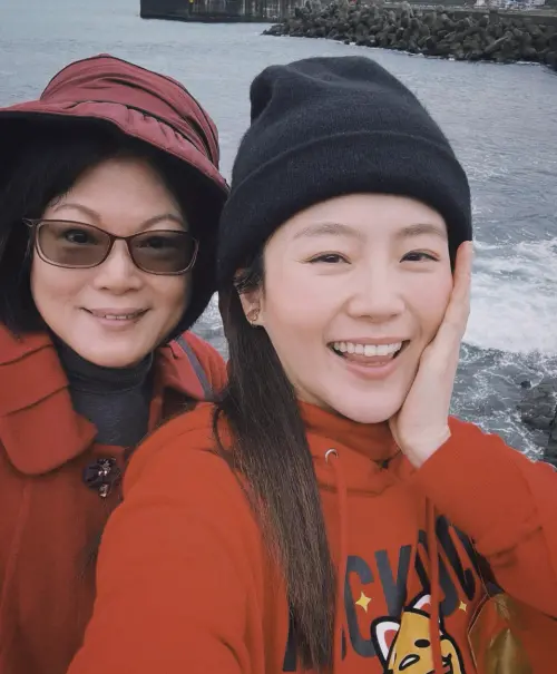 ▲楊小黎（右）和媽媽感情很好，是家人也是工作夥伴。（圖／翻攝自楊小黎臉書）