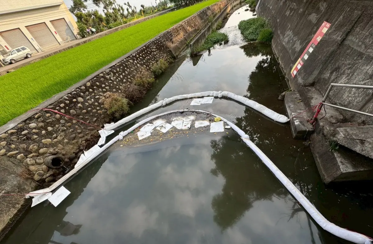 ▲台中市南屯區劉厝溪遭人傾倒廢油，環保局以吸油棉和吸油索善後。（圖／台中市議員朱暖英提供，2025.05.07）