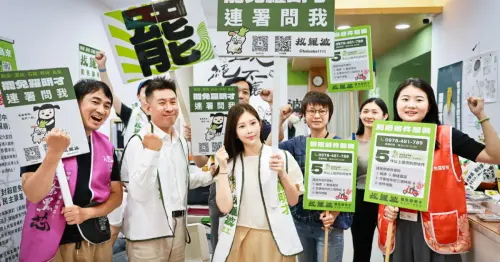 ▲鄭家純現身「拔羅波」總部做志工，吸引不少民眾合影留念。（圖／劉祐龍攝影）