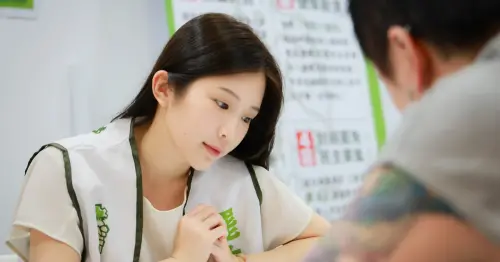 ▲在現場鄭家純親自接待連署民眾，也非常細心的關注連署書撰寫內容與格式是否正確，十分親民。（圖／劉祐龍攝）