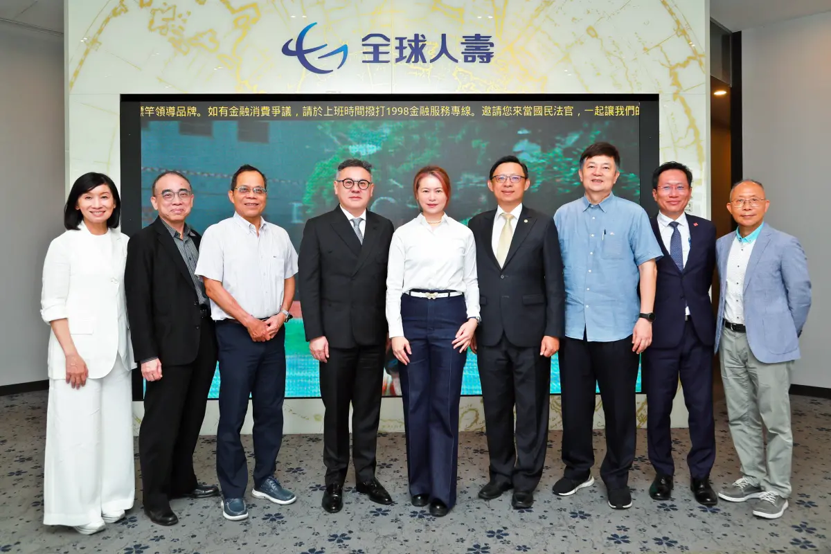 ▲全球人壽林文惠董事長(中)偕同董事會成員，親臨高雄分公司查訪友善服務設施。（圖／全球人壽提供）