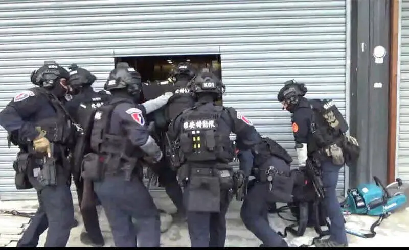 ▲泰達幣糾紛凌虐案後，警方攻堅逮捕涉案的幫派份子（圖/記者鄧力軍翻攝）