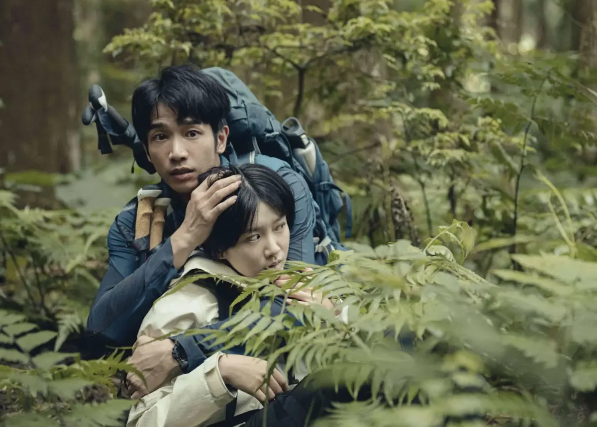 ▲劉以豪（後）與袁澧林在《山祭 黃衣小飛俠》扮演登山時遇到恐怖事件的情侶，袁澧林因為中邪一直拿頭撞牆，讓劉以豪直呼可怕，片子是根據台灣著名的靈異傳說改編。（圖／威視電影提供）