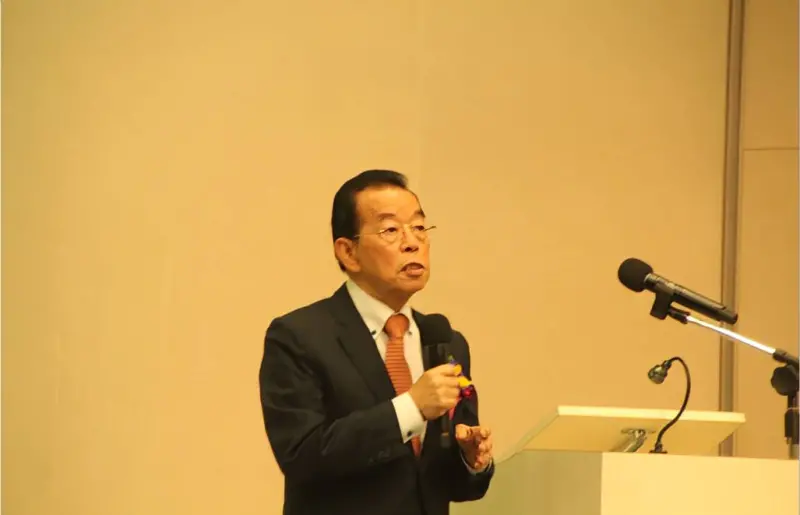 ▲謝長廷致詞表示，台灣跟日本半導體話題不絕於耳，但只有講不會改變事情，面對美國總統川普的關稅政策。（圖／記者鍾泓良攝影）