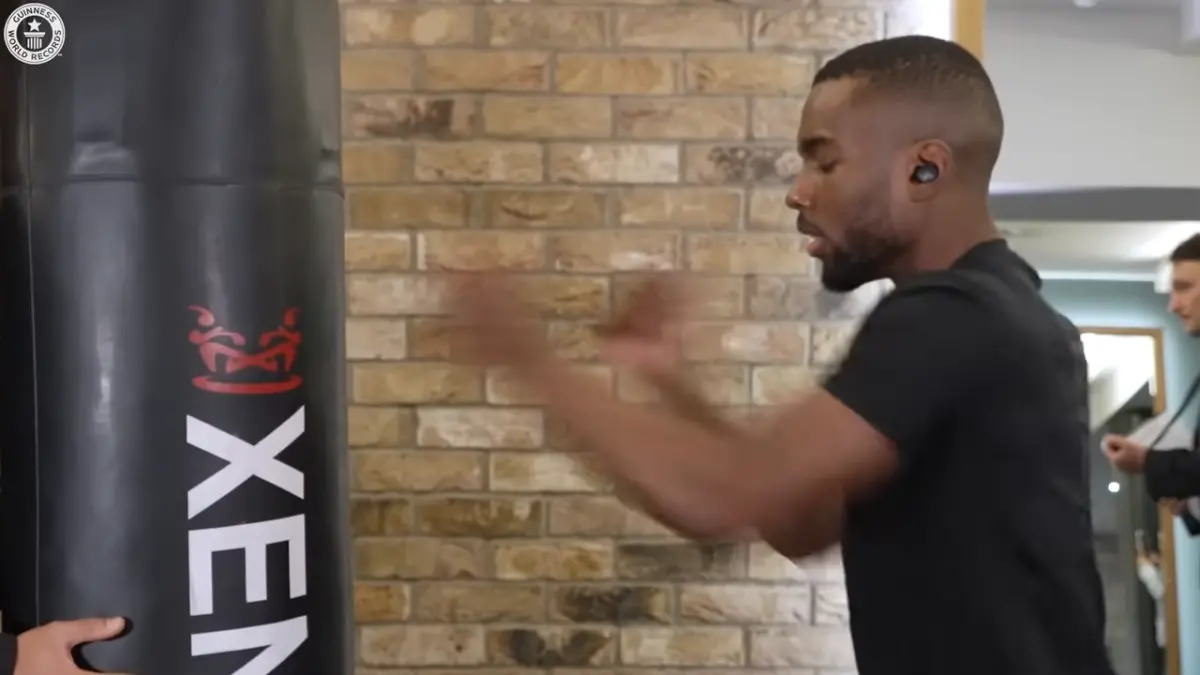 ▲英國格鬥家約書亞（Joshua Iyalla）是目前地球上一分鐘內出拳最多的男人。（圖／YT@Guinness World Records）