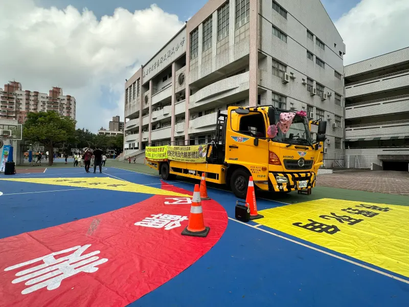 ▲高市警局交通大隊、左營分局及市區監理所今（7）日大型車開進校園宣導　將大型車開進左營區新民國小規劃大型車視野死角與內輪差體驗活動。（圖／高市警局交通大隊提供）