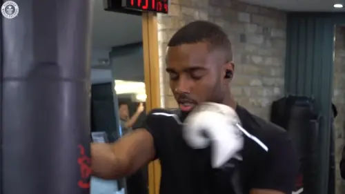 ▲英國格鬥家約書亞（Joshua Iyalla）在經過好幾週的密集特訓、節食之後，在一天內刷新3個金氏世界紀錄。（圖／YT@Guinness World Records）