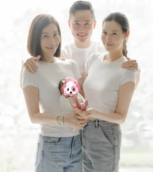 ▲錢德月(左)曝光三代同堂的照片,被網友誇讚「這基因真的太強大了」。(圖/錢德月 IG) ▲錢德月(左)曝光三代同堂的照片,被網友誇讚「這基因真的太強大了」。(圖/錢德月 IG)