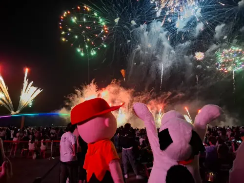 澎湖花火節「史努比無人機」表演取消?開幕太落漆 縣府回應了 ▲澎湖花火節開幕式出現「抽筋的史努比」、現場觀眾稱表演凌亂到「慘不忍睹」。(圖/翻攝自澎湖縣政府FB)