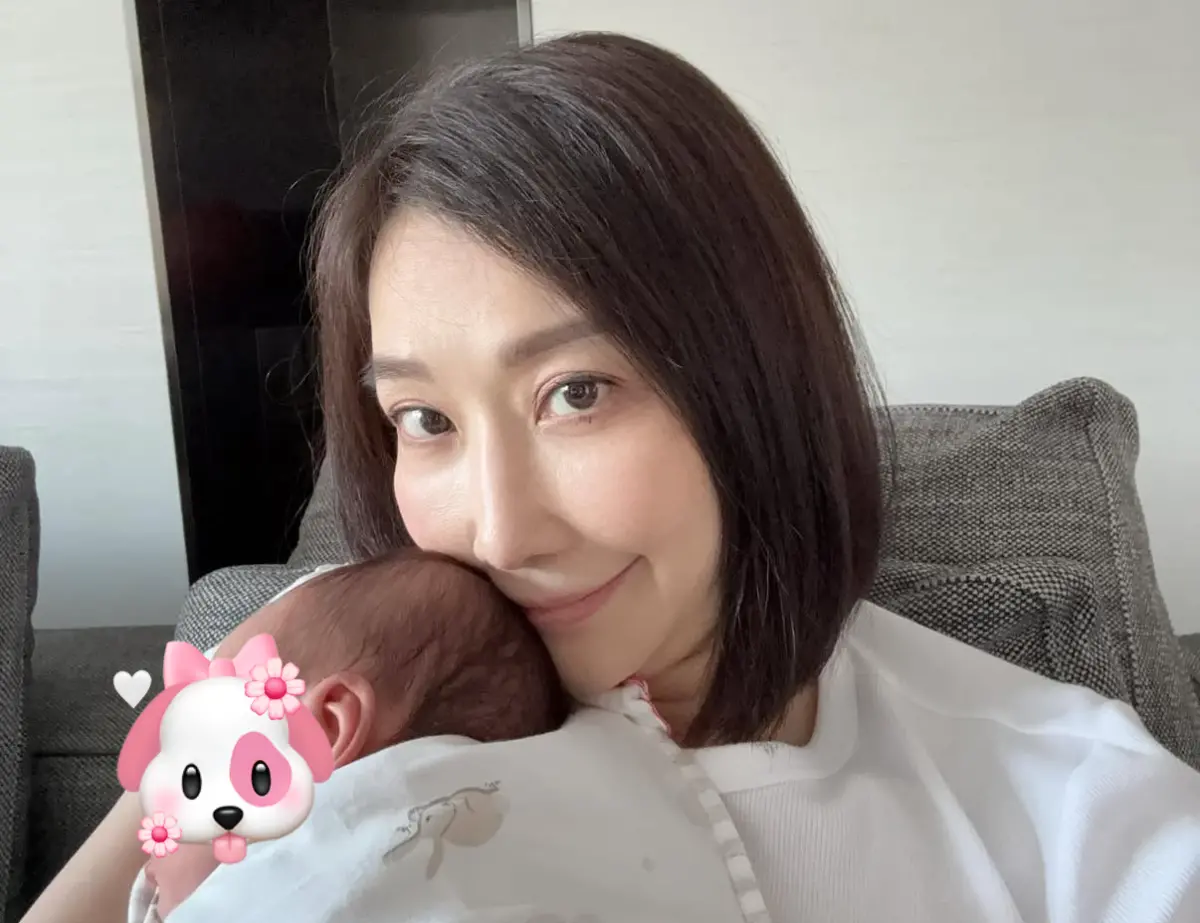 ▲已經55歲的錢德月近日升格成「最美阿嬤」，還在社群上曝光三代同堂的幸福合照，超強的神顏基因立刻引起網友關注，直呼「根本是複製貼上」。（圖／錢德月 IG）