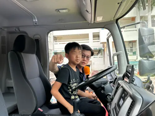 ▲高市警局交通大隊也邀請學童輪流登上駕駛座，從司機的視角，觀察哪些區域會因視線受限而成為「死角」，增強學童們防禦性用路觀念。（圖／高市警局交通大隊提供）