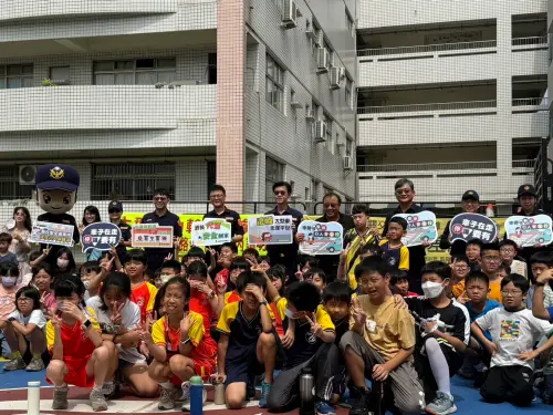 ▲新民國小校長張俊民、交通警察大隊大隊長黃元民及左營分局交通組長顧盛立向學童宣導視野死角及內輪差對於行車安全的重要性。（圖／高市警局交通大隊提供）