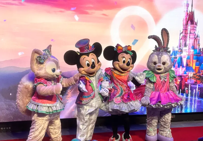 ▲臺北捷運展演廳舉辦「香港迪士尼樂園呈獻20週年奇妙派對 等你來開趴」活動，米奇、米妮及達菲的朋友StellaLou和LinaBell也到場。（圖／記者鍾怡婷攝）