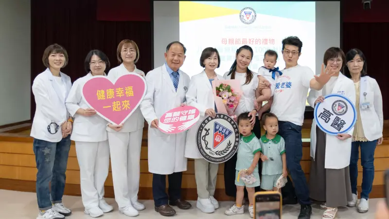 ▲高醫婦產部人工生殖團隊7日陪著媽咪度過溫馨母親節，邀請歷經八次試管療程，超越 1000針勇氣的三寶媽咪一家五口參與。（圖／高醫提供）